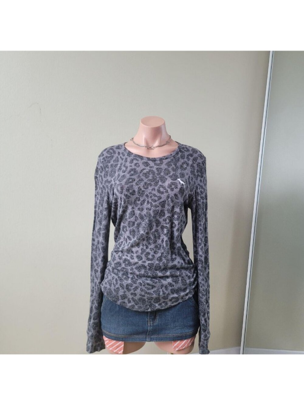 Victoria's Secret Pink Grey Spotted Cheetah Animal Print Graphic Long Sleeve (M)